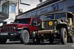 Willys MB Jeep 1943 & Jeep Wrangler 4xe 80th Anniversary