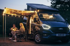 Kamper Ford Transit Nugget Plus z odchylanym dachem