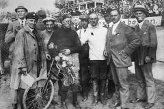 12 czerwca 1921 r., Opelbahn Rüsselheim: Fritz von Opel wygrywa z nową maszyną do wyścigów torowych Opla (198 cm3). Po lewej obok Fritz von Opel Opel kierowca Fritz Knappke, po prawej w białym swetrze Heinrich Herth