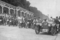 Wyścig motocyklowy na torze Opel Rennbahn 1924. Fritz von Opel w samochodzie