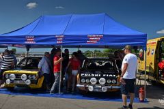 Miasteczko rajdowe przed OS Karowa samochodów historycznych