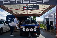 Miasteczko rajdowe przed OS Karowa samochodów historycznych