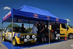 Miasteczko rajdowe przed OS Karowa samochodów historycznych