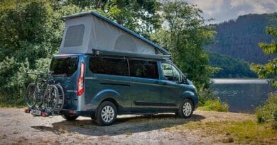 Kamper Ford Transit Nugget Plus z odchylanym dachem