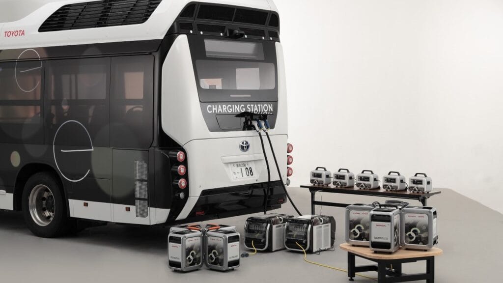 Honda i Toyota testują wodorowy autobus - mobilny system awaryjnego zasilania