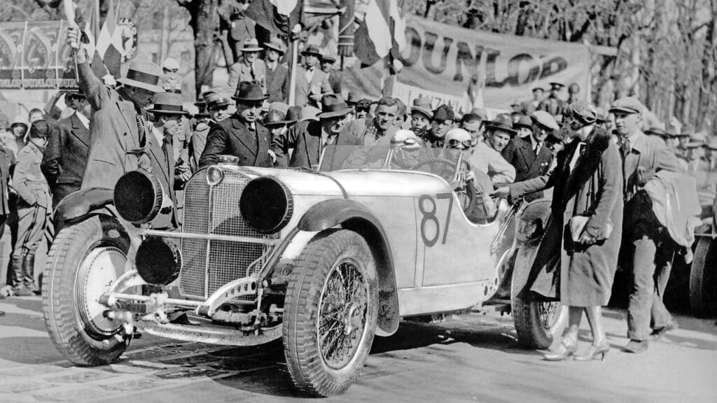 Wyścig “Mille Miglia” rozgrywany na dystansie 1000 mil rozpoczynał się i kończył w Brescii, 12/13 kwietnia 1931 r. Zwycięzca, Rudolf Caracciola, z pilotem Wilhelmem Sebastian (nr startowy 87) mijają linię mety w Mercedes-Benz SSKL (W 06 RS). Po raz pierwszy, zagraniczny kierowca został zwycięzcą w klasyfikacji generalnej tego słynnego włoskiego wyścigu
