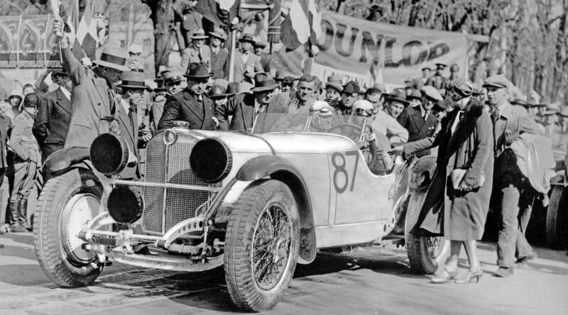 Wyścig “Mille Miglia” rozgrywany na dystansie 1000 mil rozpoczynał się i kończył w Brescii, 12/13 kwietnia 1931 r. Zwycięzca, Rudolf Caracciola, z pilotem Wilhelmem Sebastian (nr startowy 87) mijają linię mety w Mercedes-Benz SSKL (W 06 RS). Po raz pierwszy, zagraniczny kierowca został zwycięzcą w klasyfikacji generalnej tego słynnego włoskiego wyścigu