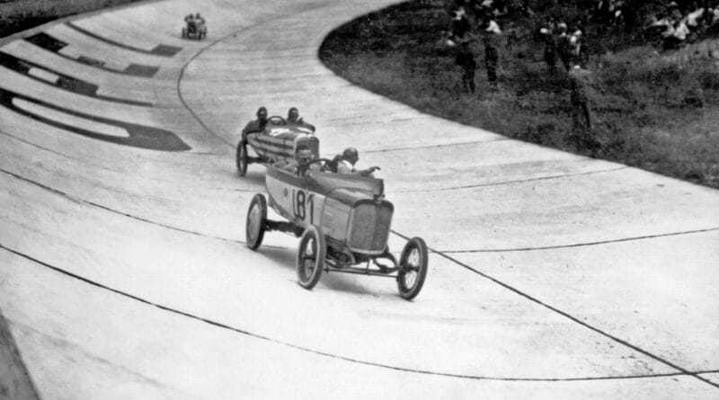100 lat temu: pierwszy wyścig samochodowy na Opel Rennbahn