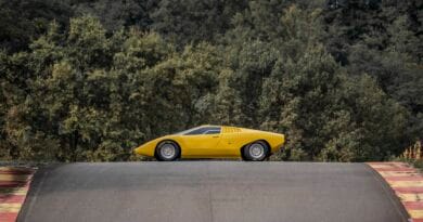 Odbudowane Lamborghini Countach LP 500 przetestowane na torze