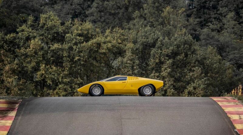 Odbudowane Lamborghini Countach LP 500 przetestowane na torze