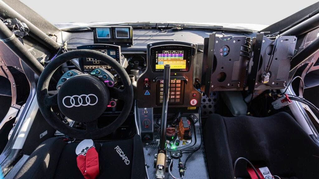 Wnętrze nowego, rajdowego Audi RS Q e-tron