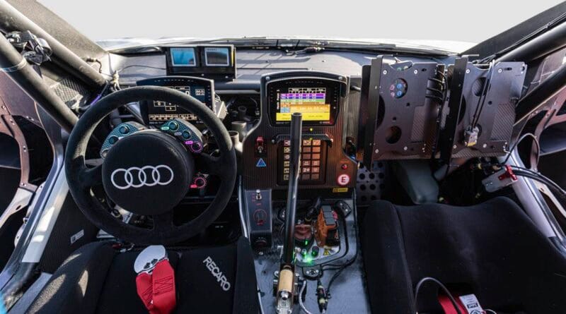 Wnętrze nowego, rajdowego Audi RS Q e-tron