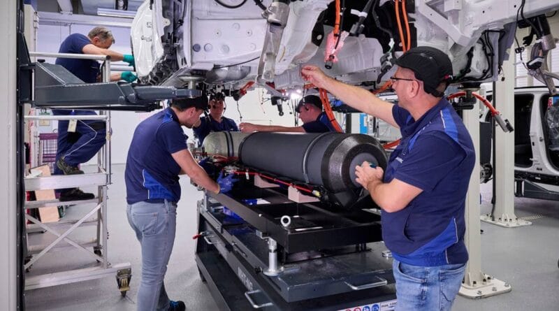 BMW rozpoczyna produkcję wodorowego iX5 Hydrogen