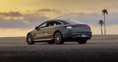 Mercedes i turkusowe światła obrysowe do zautomatyzowanej jazdy w Kalifornii i Nevadzie