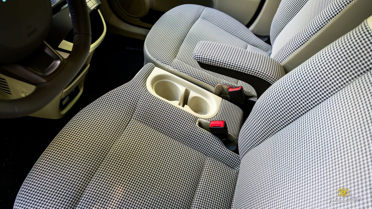 Hyundai Inster - wnętrze przednie połączone fotele, prawie kanapa